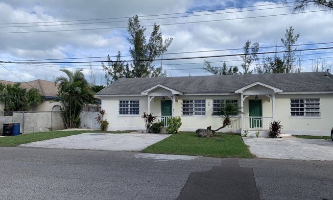 Nassau Apartment | Cozy one bedroom 5 minutes from the beach