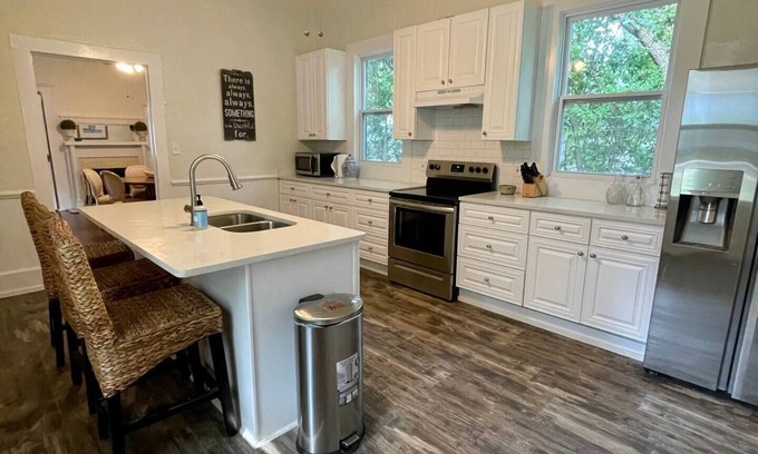 Thomaston House | Cozy Original Neo-Colonial 4 Bedroom Home in Downtown