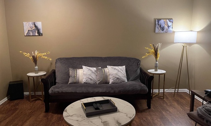 Glen Iris Condo | Cozy/peaceful condo that’s centrally-located & only minutes to many attractions.