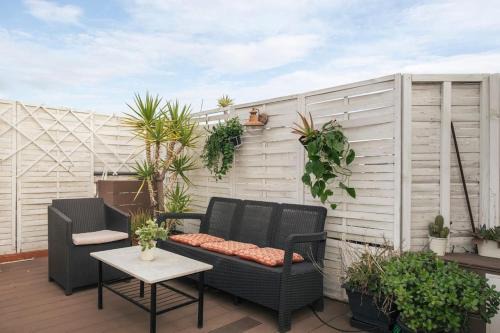 El Parc i la Llacuna del Poblenou Apartment | Cozy Penthouse Studio with Private Rooftop Terrace