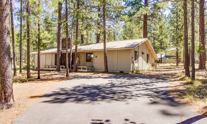 Sunriver Cabin | Cozy Pet Friendly Cabin, Wood Fireplace, Hot Tub, SHARC passes, close to Village