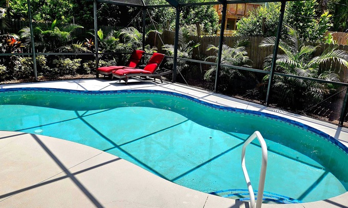 South Sarasota House | 🦩Cozy Pet-Friendly~Private Pool~Lucy By The Sea🦩
