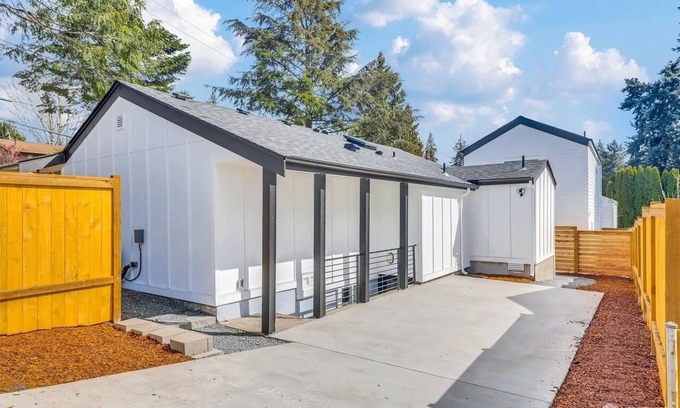 Northgate Apartment | Cozy Place in Northgate, Near Light Rail
