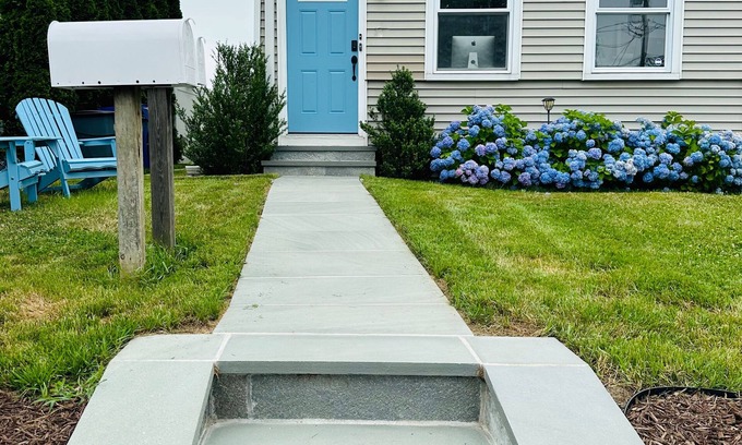 Norwalk Apartment | Cozy, pleasant 2BR apt in Beach community! Only 1hr to NYC!