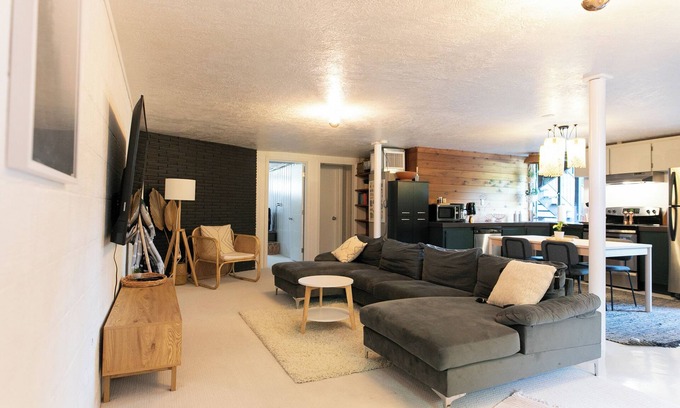 Monmouth House | Cozy PNW Modern Hideaway – Great Location, Sleeps 4, Spacious Comfort