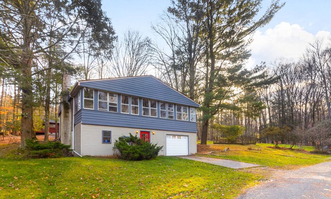 Greentown House | Cozy Poconos Lakehouse Wallenpaupack PET Friendly Deck and Fire Pit
