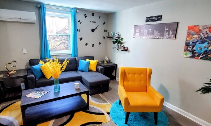 Hurwood Heights Condo | Cozy private duplex unit 8 minutes from downtown and 12 minutes from the airport