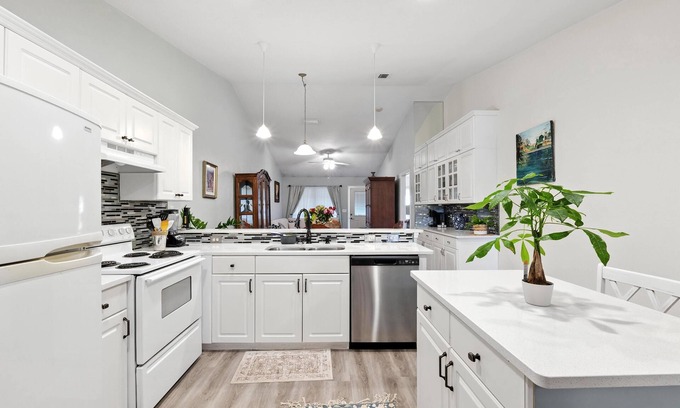 Alachua House | Cozy Private Home on Golf Course
