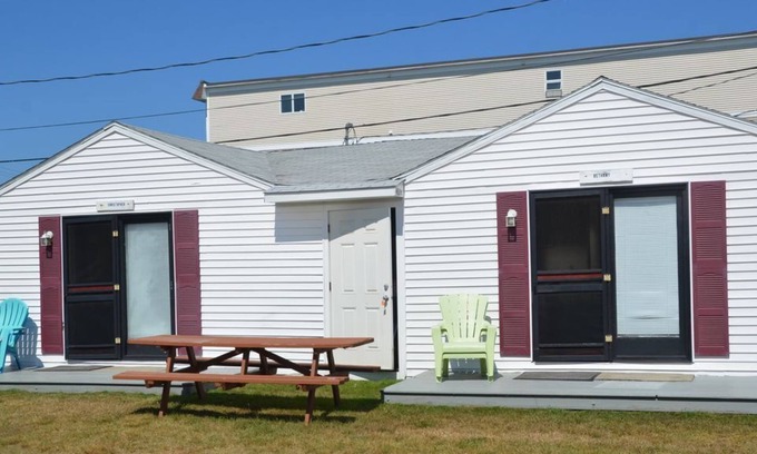 Hampton House | Cozy, private, quiet, family-friendly house in Hampton!