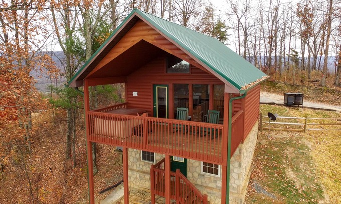 Gatlinburg - Pigeon Forge Cabin | Cozy Quarters - Cabin in the Smokies