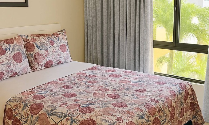 Westward Villas Subdivision Hotel | Cozy Queen Balcony Escape