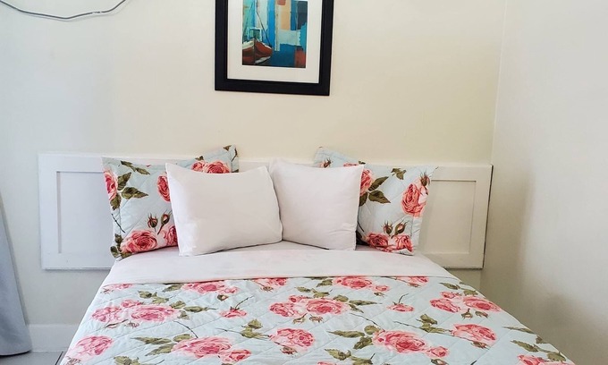 Westward Villas Subdivision Hotel | Cozy Queen Hideaway
