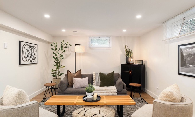 Saanich East House | Cozy Quiet 2 Bed Victoria Retreat with Gym