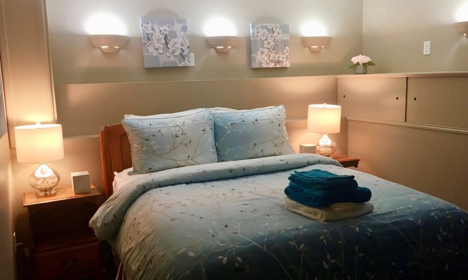 Oaklands Apartment | Cozy, Quiet 3 Bed Pearl Garden Suite Fully Furnished, All Inclusive with Parking
