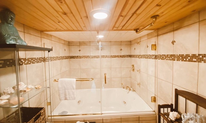 Waynesville Apartment | Cozy, Quiet and Private, Giant Jacuzzi Tub, 25 minutes to Asheville & Cherokee