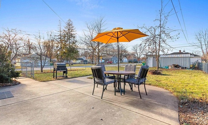 Green Bay House | Cozy, quiet, & convenient 2-bedroom house with WiFi & AC in vibrant Green Bay
