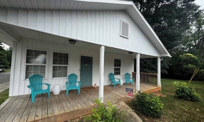 North Belmont House | Cozy, Quiet & Private 3 BR Home! 15 Min to CLT Airport!