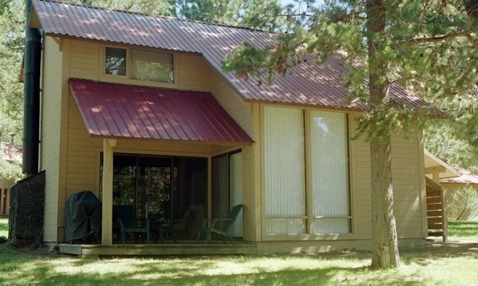 Sunriver Cabin | Cozy Ranch Cabin, 6 SHARC Passes- unlimited entry, Free WiFi, Air Conditioning