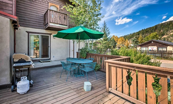 Red River Condo | Cozy Red River Alpine Condo w/Mountain Views
