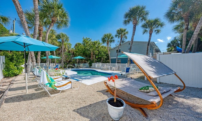 Englewood House | Cozy Relaxed Beachy Couple Space - Part of Gecko House on Manasota Key