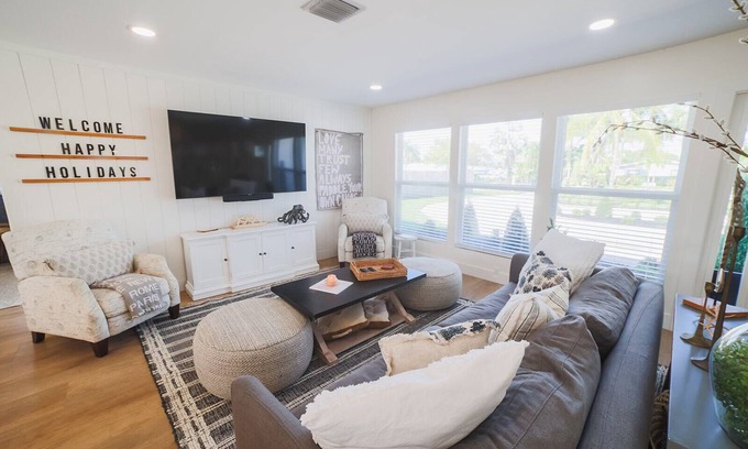 Jupiter House | Cozy Remodeled Cottage Pool home close to Beach