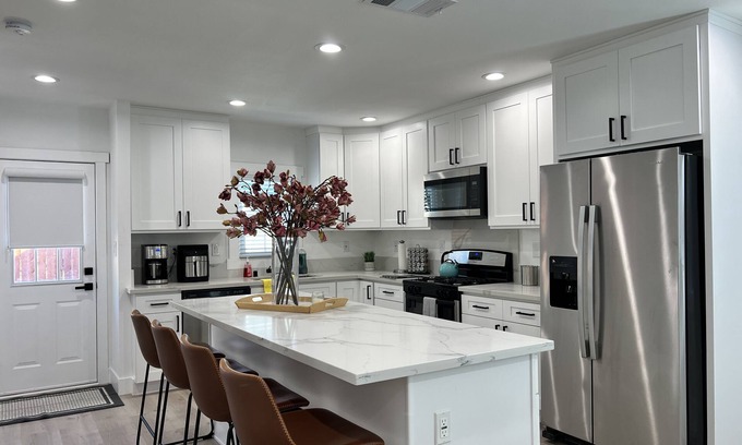 Fullerton House | Cozy Remodeled Home - 3 Beds 2.5 Bath - 10 Min to Disney