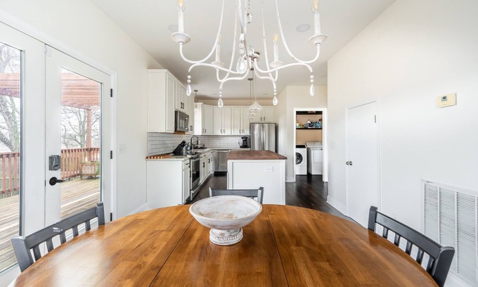 McFerrin Park House | Cozy Remodeled House with Views | Prime Location by RedAwning