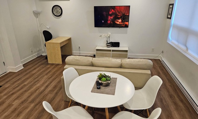 Pointe Claire Apartment | Cozy Renovated Apartment in Pointe-Claire with AC, WiFi, Parking, Washer & Dryer