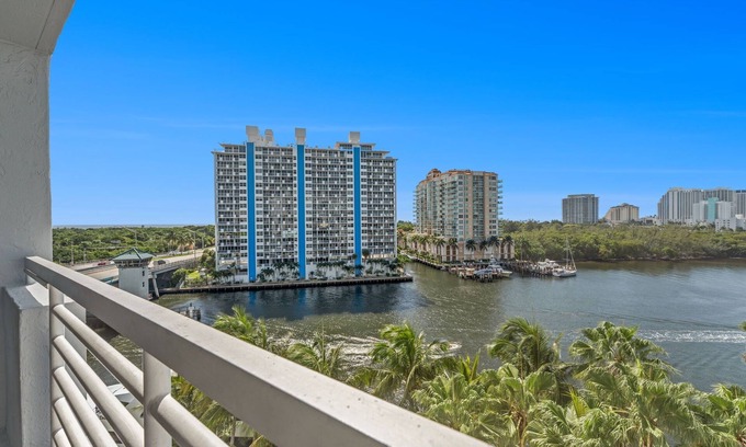 East Fort Lauderdale Condo | Cozy Resort Condo w/Amazing Intracoastal Views - 10 minute Walk to the Beach!
