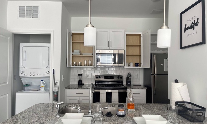 Orange Park Bed & Breakfast | Cozy Retreat, 5 Mins to NASJ, Free Toiletries