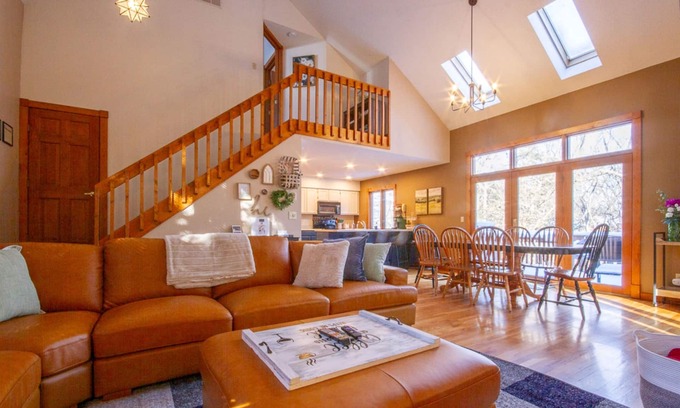 The Galena Territory House | Cozy Retreat at The Nest | Hot Tub | Fireplace🔥| Shuffleboard | Dog-Friendly 🐶