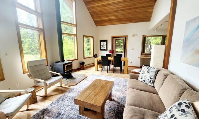 Taghum Ski Chalet | Cozy Retreat Chalet with Loft Bedroom & Fireplace – Near Nelson & Ski Hills