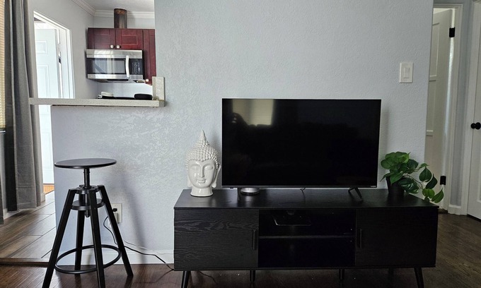 Corridor House | Cozy Retreat for Traveling Nurses & Digital Nomads