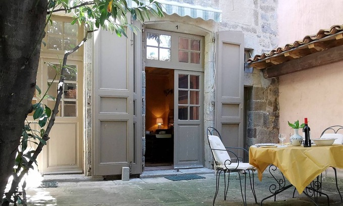 Le Puy-en-Velay Apartment | Cozy Retreat in Puy-en-Velay with Private Courtyard and WIFI