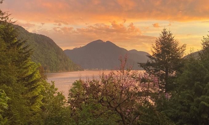 Harrison Hot Springs House | Cozy Retreat in Harrison Hot Springs with Breathtaking Lake Views
