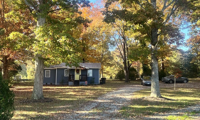 Powhatan House | Cozy retreat just 1 mile from the Fine Creek Brewery & eclectic wedding venue.