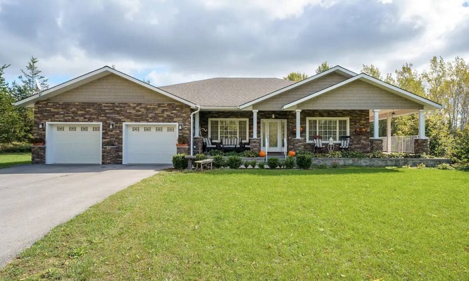 Greater Napanee House | Cozy Retreat On The Eastside Estate (10 Guest)
