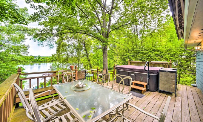 Athens House | Cozy Retreat w/Hot Tub, on Sleepy Hollow Lake!