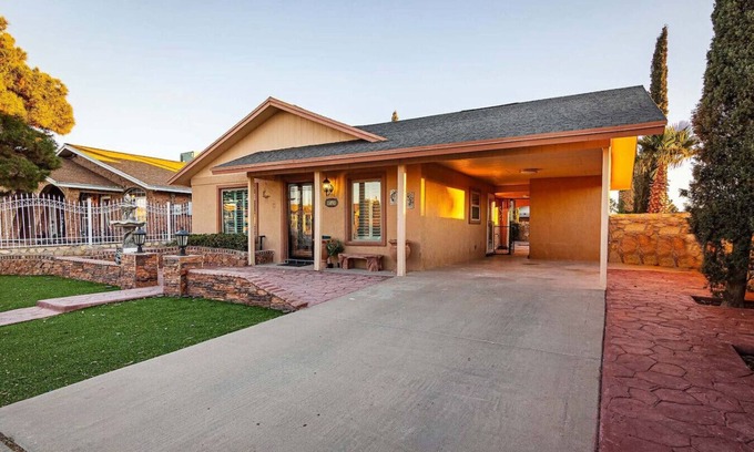 Biggs Field House | Cozy Retreat w/King Bed, Backyard & Private Patio