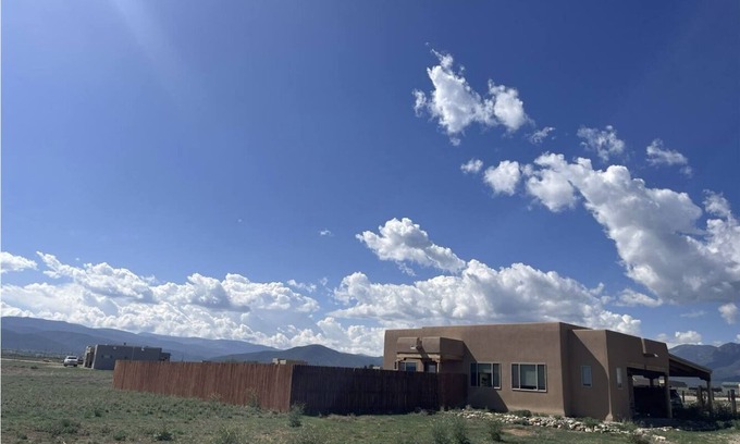 Taos House | Cozy Retreat with Amazing Views and High-Speed Internet Just 5 Minutes from Taos