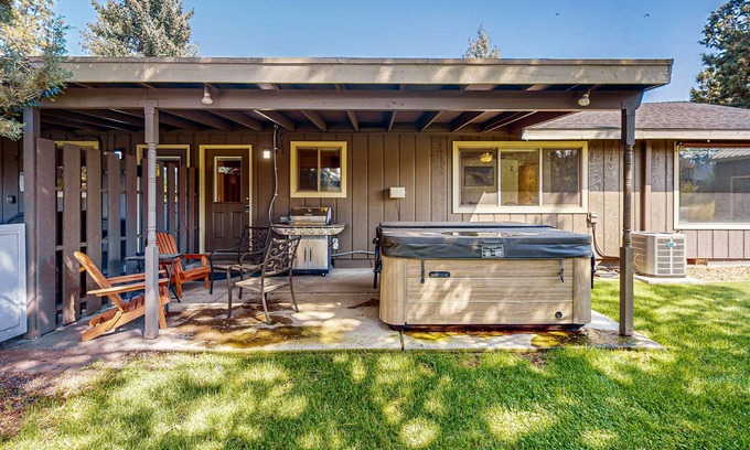 Southeast Bend House | Cozy retreat with hot tub, high speed WiFi, dog-friendly