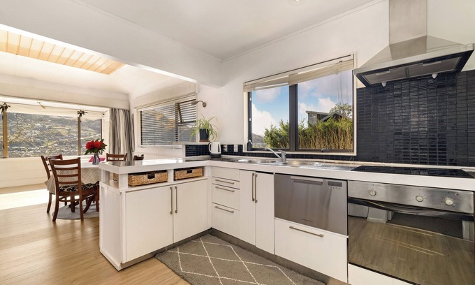 Kelvin Heights House | Cozy Retreat With Stunning Lake View, 10 Mins to Remarkable ski Field!