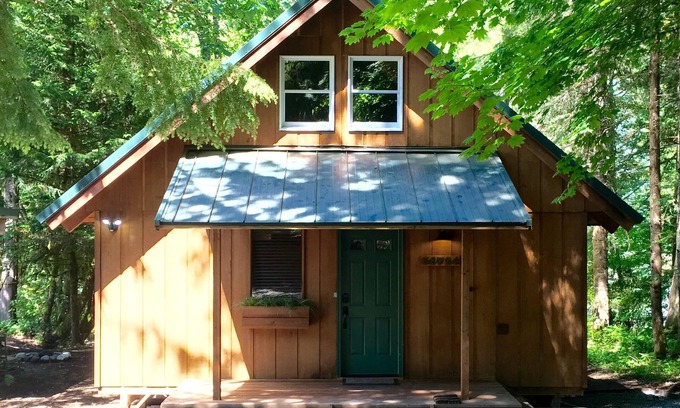 Greenwater Cabin | Cozy Riverfront Cabin Near Crystal Mountain & Sunrise Mt. Rainier National Park