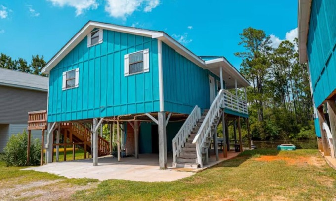Shoreline Park House | ✨🚣COZY RIVERFRONT HOUSE | SLEEPS 6 W/W+D 🥳🎰🥰
