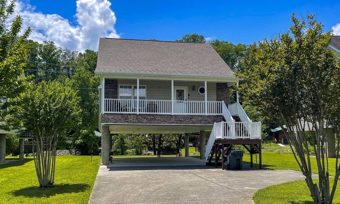 Pigeon Forge House | Cozy Riverfront Retreat ~ 5 Miles to Dollywood!