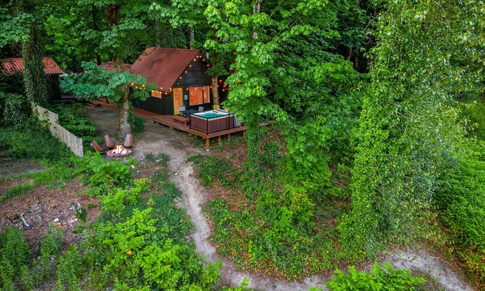 Gold Bar Cabin | Cozy Riverfront Retreat W/Hot Tub & Epic Mt Index Views