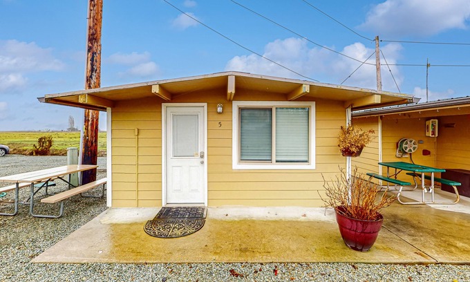 Mount Vernon Apartment | Cozy riverside cabin with kitchenette & laundry facilities - dog-friendly