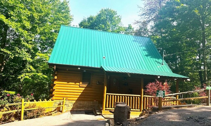 Gatlinburg - Pigeon Forge Cabin | Cozy Romantic Log Cabin with Hot Tub BTW Gatlinburg & Pigeon Forge in sky harbor