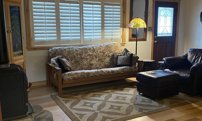 Tahoe Paradise House | Cozy, Romantic & Quiet! Off Pioneer Trail! Close to all amenities!