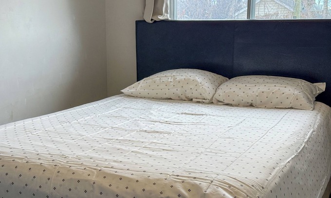 Sunnyside House | Cozy Room Bow River: Shared Amenities House